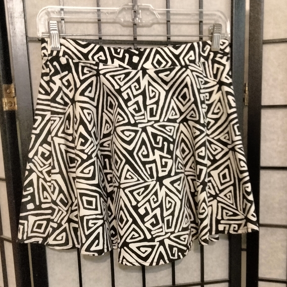 Forever 21 mini skirt size small with back zipper - Picture 4 of 4